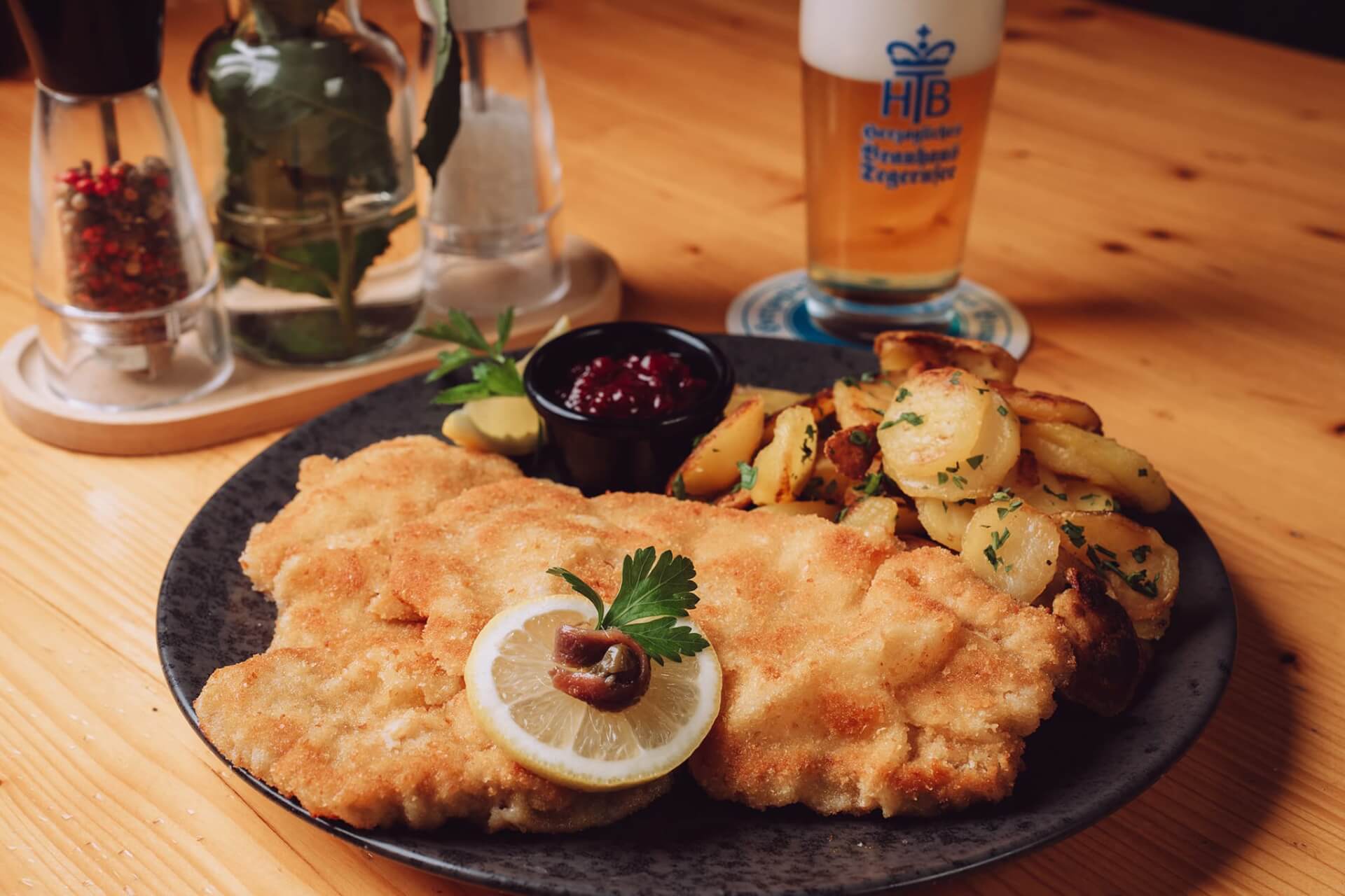 Foto von einem Teller mit Schnitzel